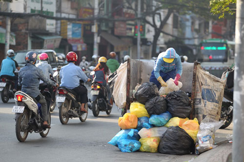 Xuất hiện giang hồ "bảo kê" thu gom rác ở Bình Chánh