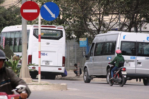 Một xe khách giường nằm sau khi ra khỏi bến xe phía Nam (TP Nha Trang, tỉnh Khánh Hòa) đã dừng lại đón kháchẢnh: Kỳ Nam
