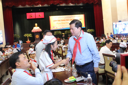Thiếu nhi đặt hàng nhiều vấn đề “nóng”