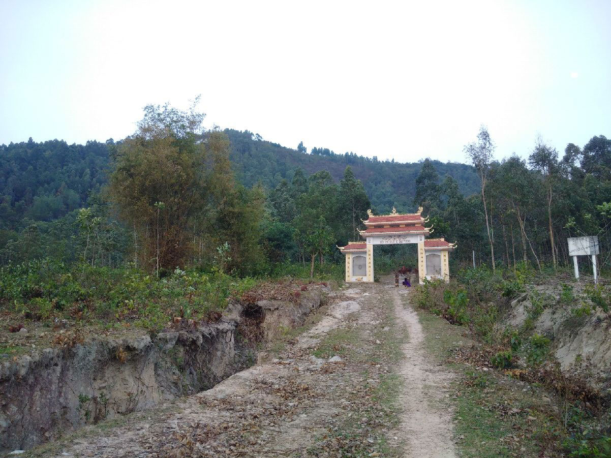 Khu vực dự kiến làm “siêu nghĩa trang” có đền thờ “Thất vị đại vương” Ảnh: NGUYỄN QUYẾT