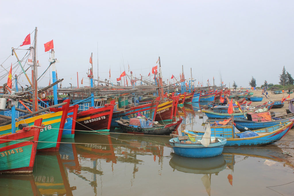 Tàu cá nằm bờ chờ… ngư dân