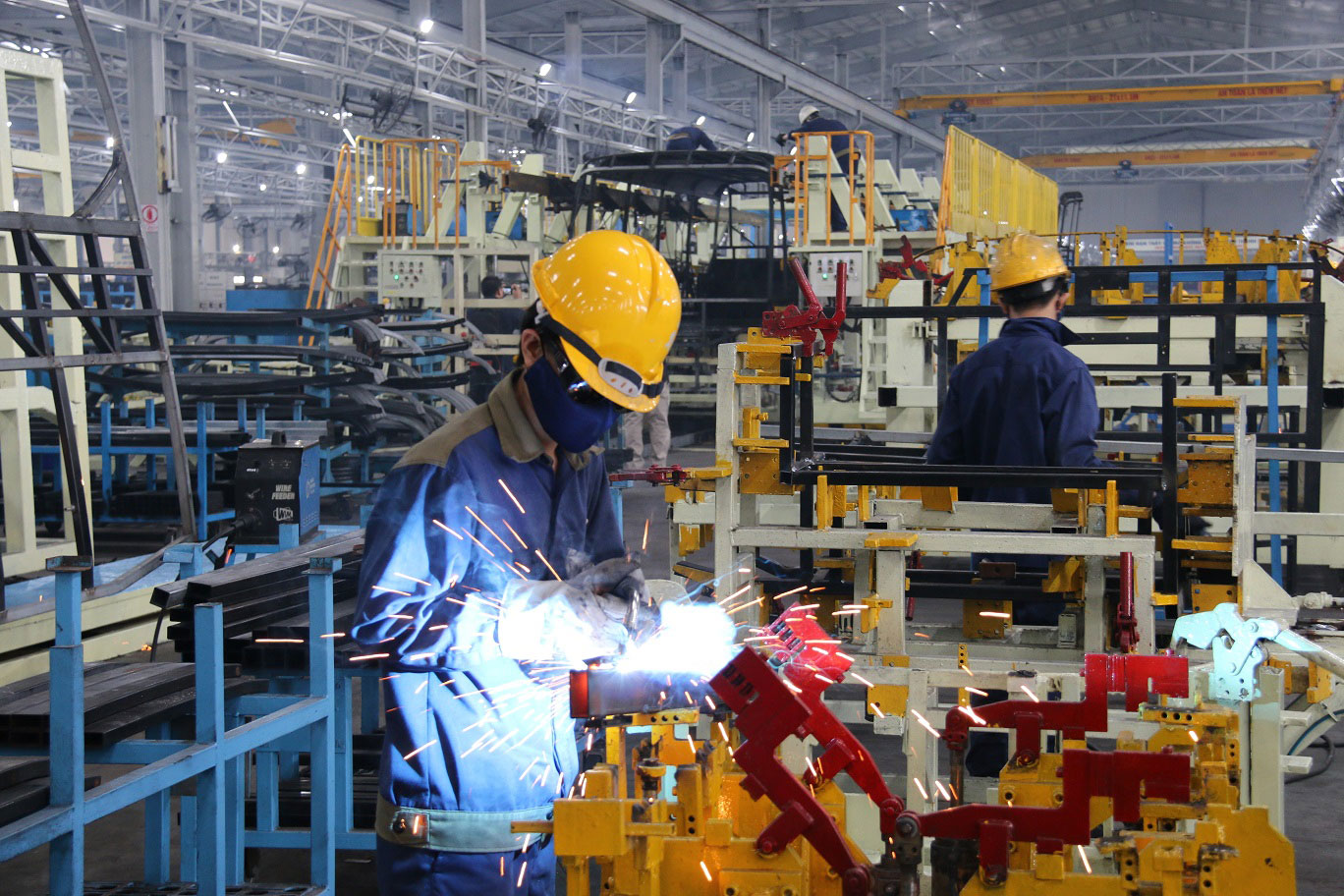 Trở tay không kịp với quy định khí thải