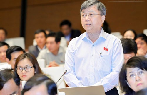 Doanh nhân Việt khóc trên sân nhà