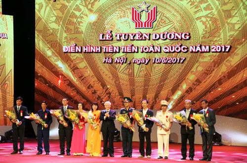 Vinh danh các gương điển hình tiên tiến