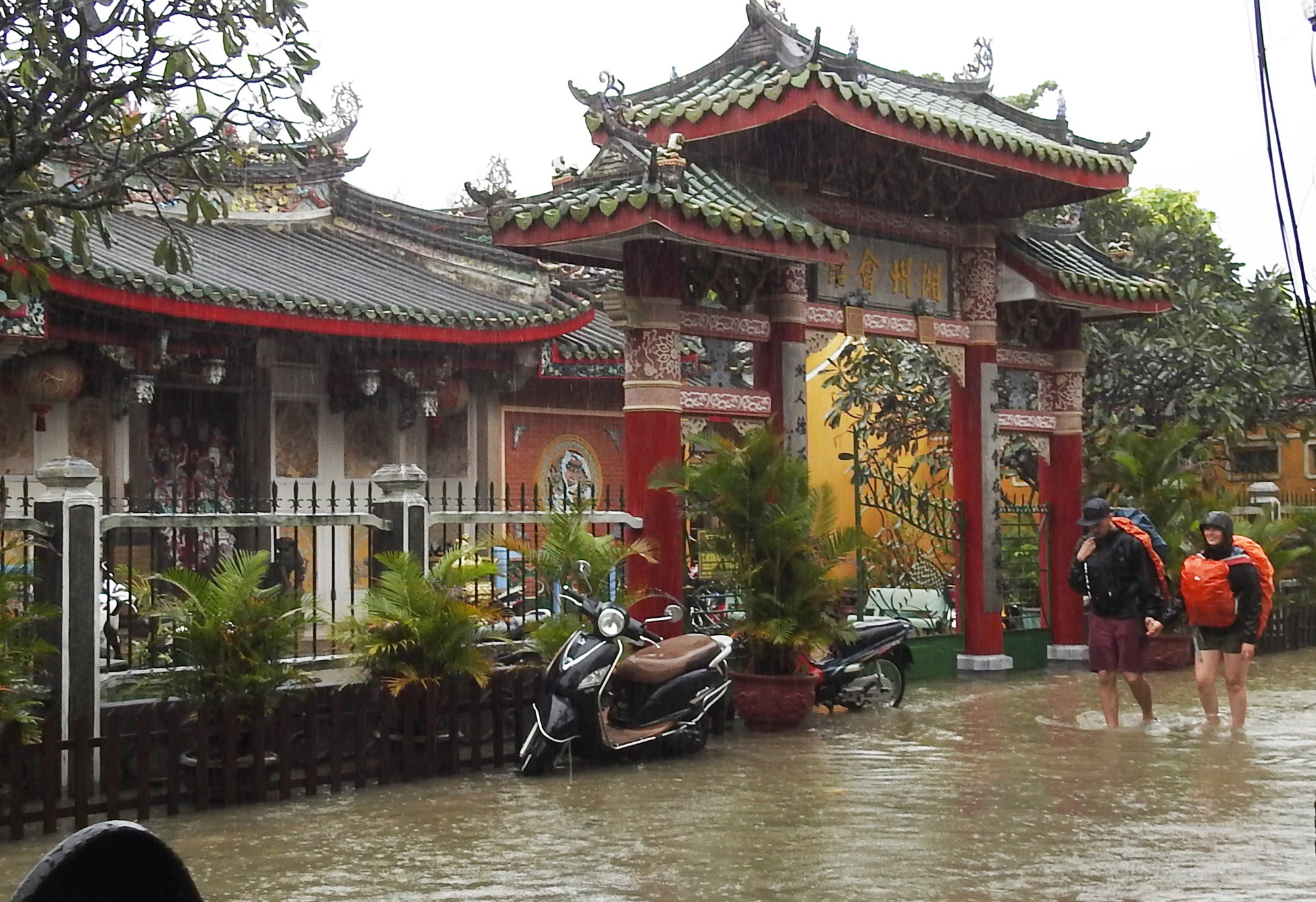 Lũ vượt báo động III, Hội An chìm trong biển nước - Ảnh 4.