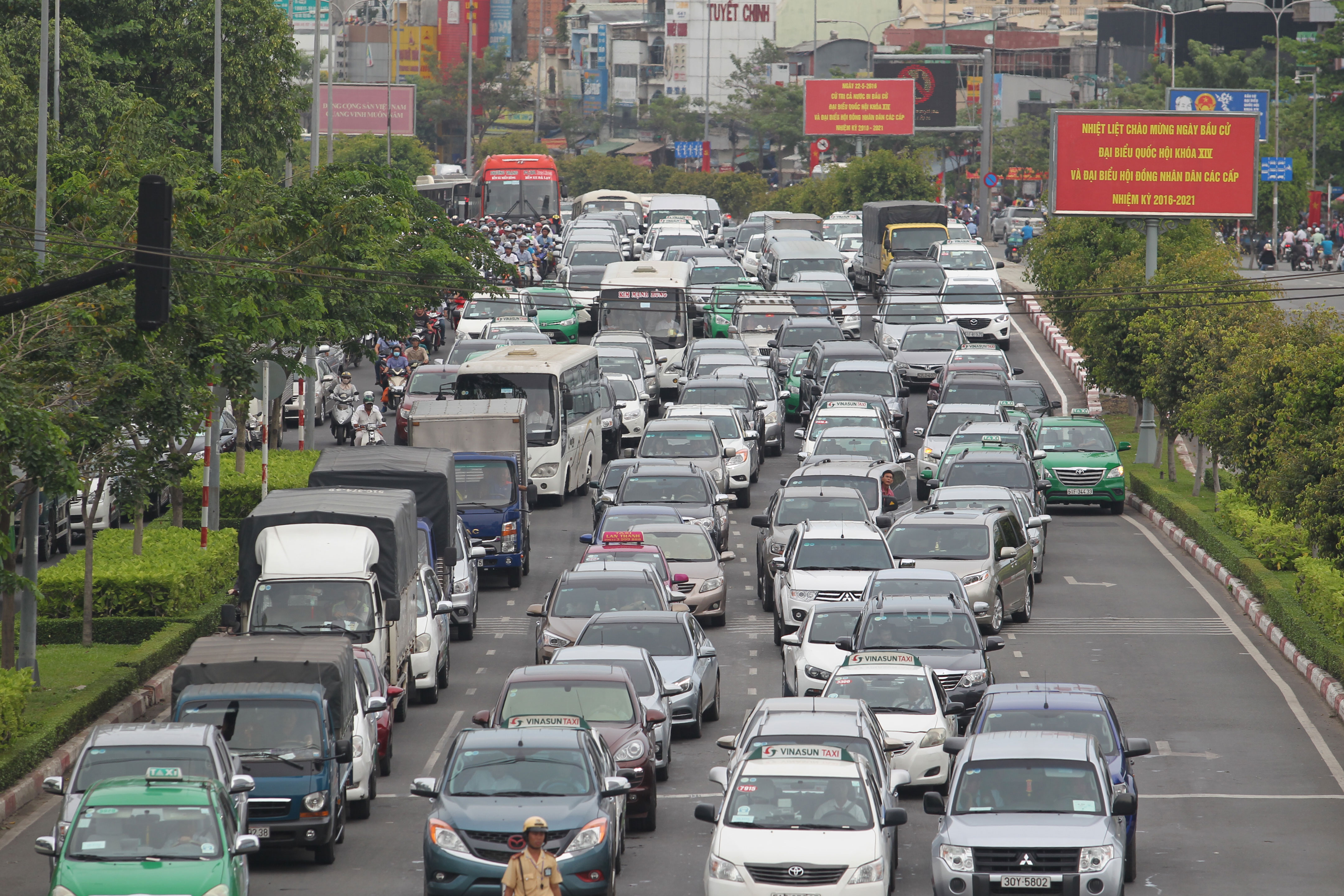 Cân nhắc tăng thuế bảo vệ môi trường xăng, dầu