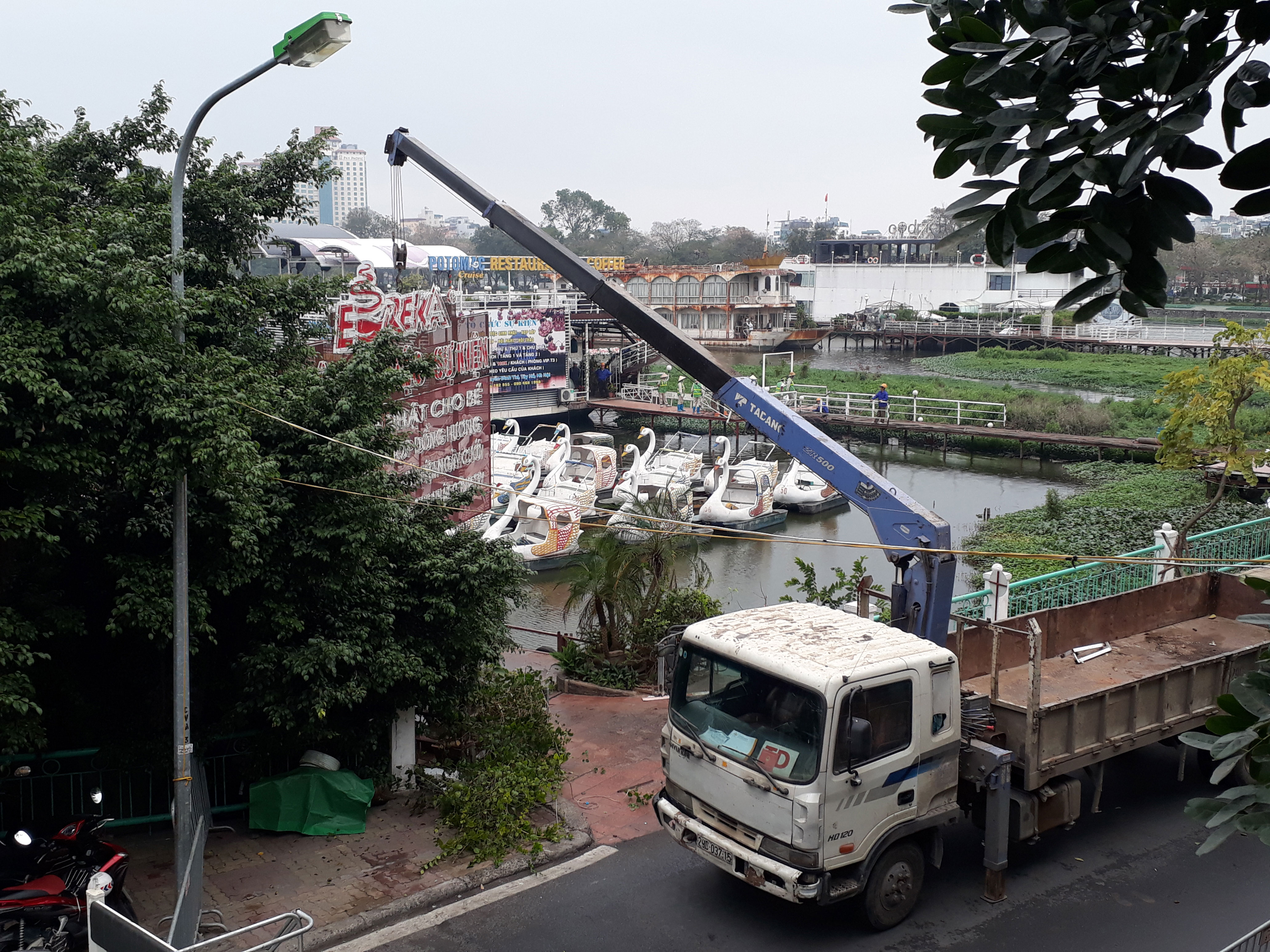 Tháo dỡ công trình vi phạm trên hồ Tây
