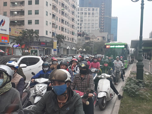 Giờ cao điểm vẫn còn nhiều phương tiện giao thông lấn làn xe buýt nhanh Kim Mã - Yên Nghĩa