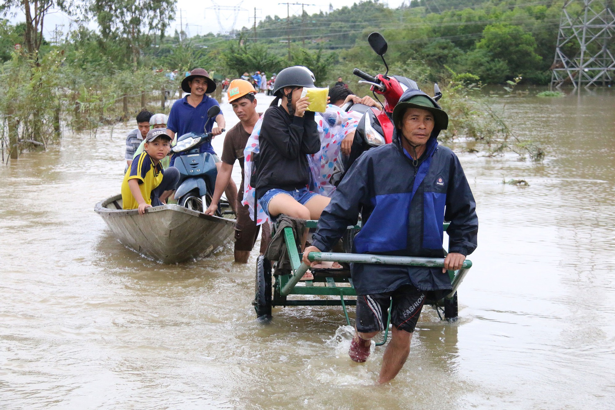Mưa lũ gây ngập nhiều vùng ở Quảng Nam, Thừa Thiên - Huế