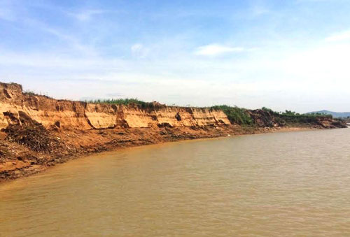 Lòng sông Chu bị khoét
