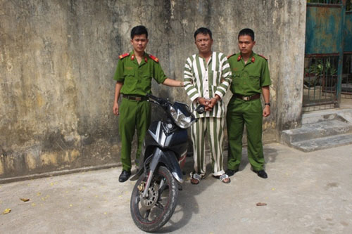 Cạy cốp xe phó giám đốc trộm hơn 100 triệu đồng