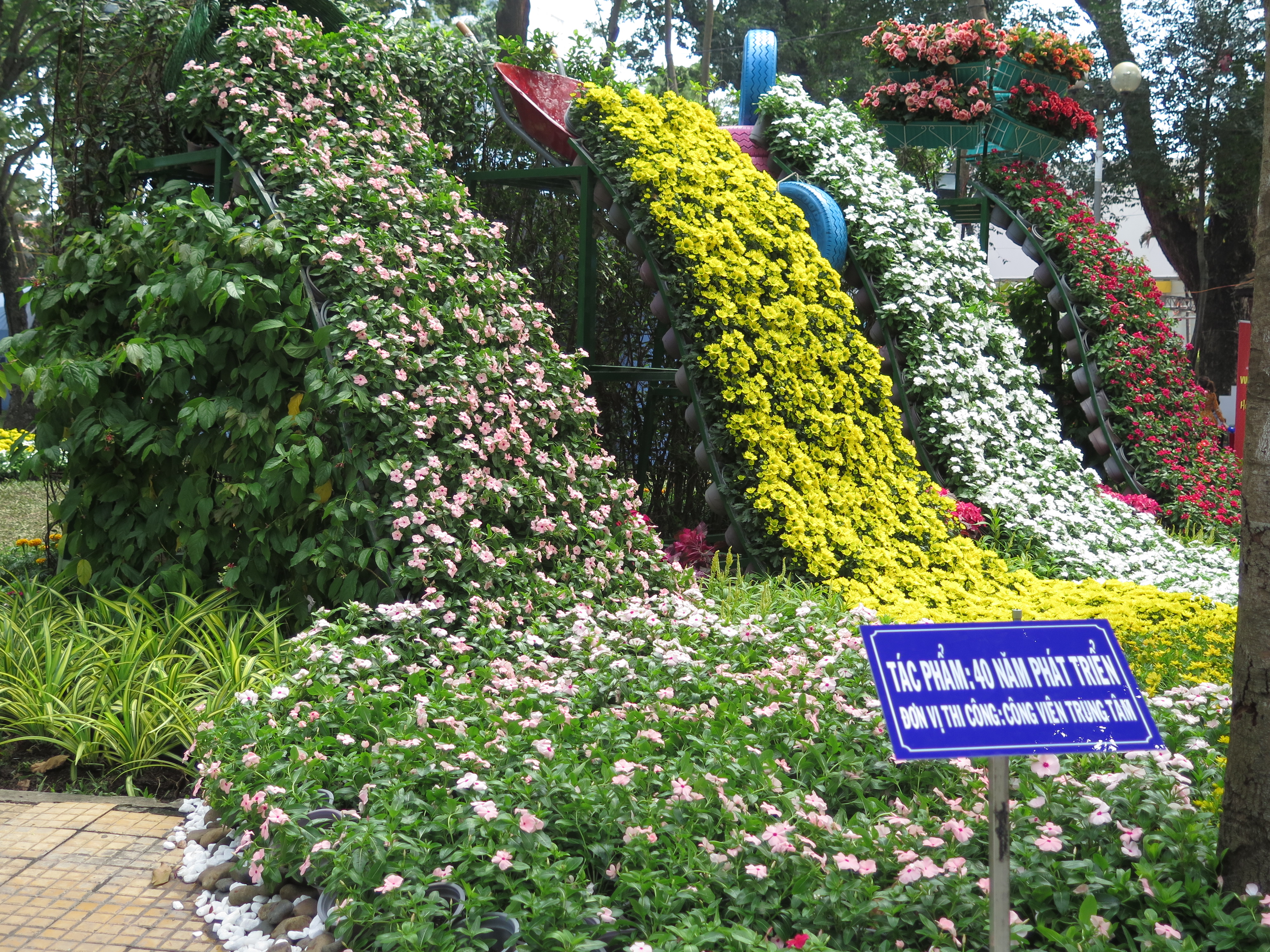 
Suối hoa như những d&ograve;n th&aacute;c đổ, tạo cảm gi&aacute;c tươi m&aacute;t, l&atilde;ng mạn.
