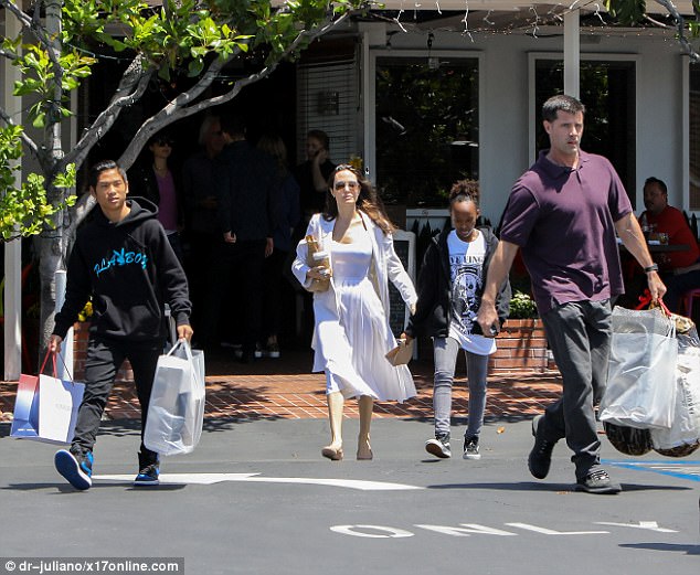 Pax Thiên tháo vát hộ tống Angelina Jolie - Ảnh 3.