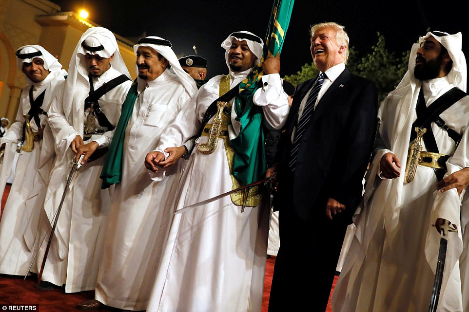 Điệu nhảy lạ lùng cùng thanh kiếm của Tổng thống Trump