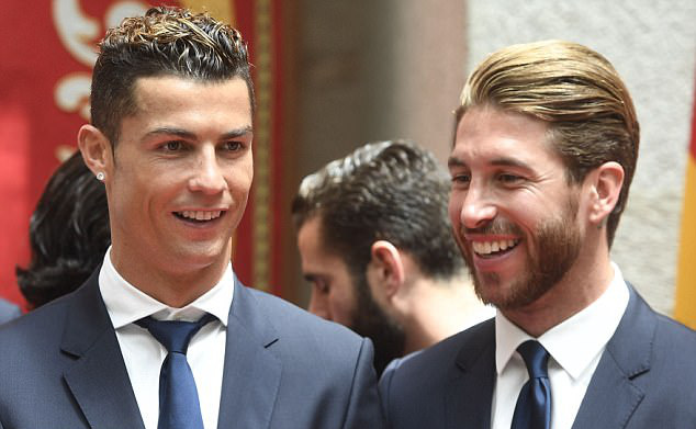 Ronaldo vui vẻ với bạn gái dù sắp ra tòa - Ảnh 2.