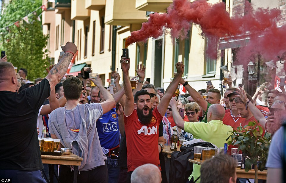 M.U - Ajax: Fan "quỷ đỏ" quậy tưng trước giờ G