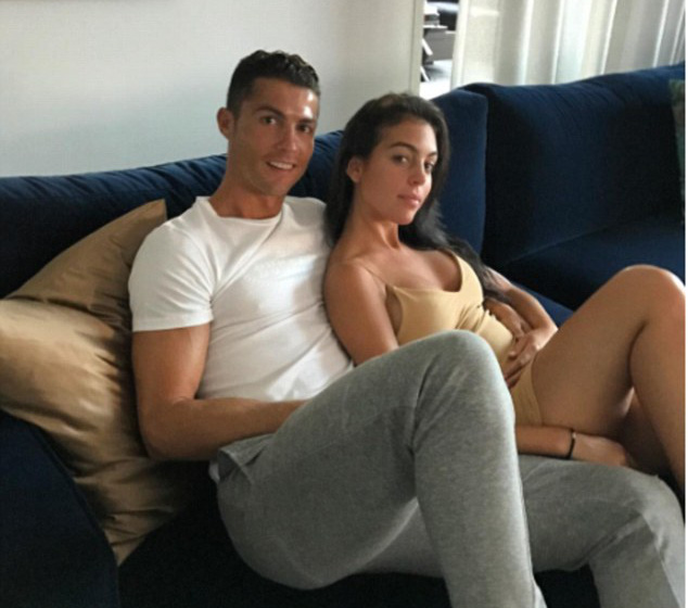 Ronaldo vui vẻ với bạn gái dù sắp ra tòa
