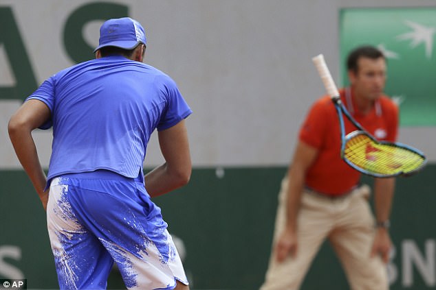 Kyrgios đập nát vợt trước mặt trẻ em vì thua trận