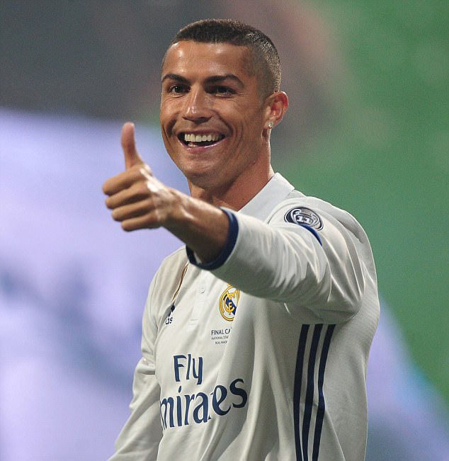 Rộ tin Ronaldo thu&ecirc; người đẻ c&ugrave;ng l&uacute;c 2 đứa con - Ảnh 1.