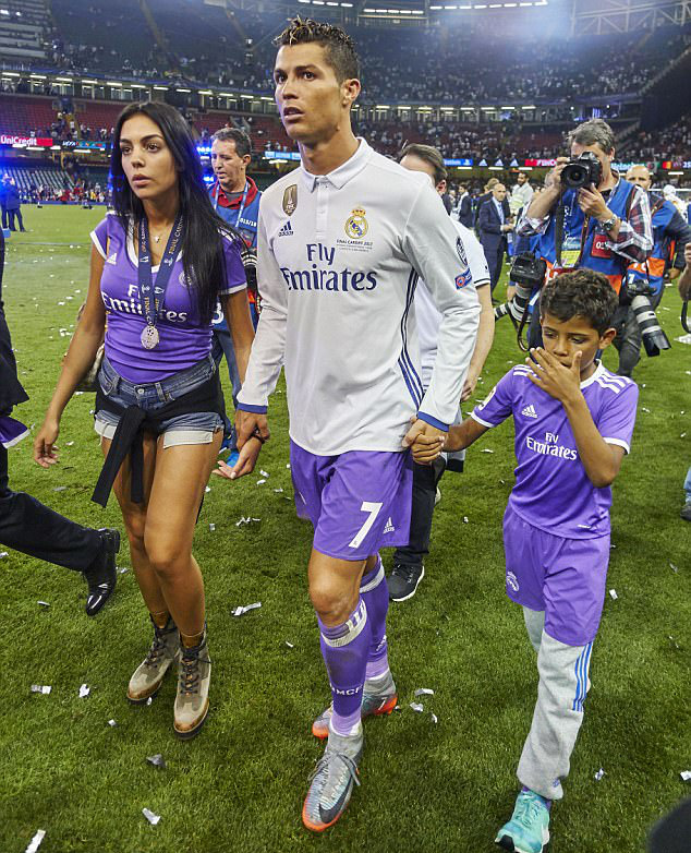 Rộ tin Ronaldo thu&ecirc; người đẻ c&ugrave;ng l&uacute;c 2 đứa con - Ảnh 3.