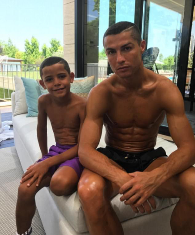 Ronaldo lần đầu khoe 2 con sinh đôi - Ảnh 2.