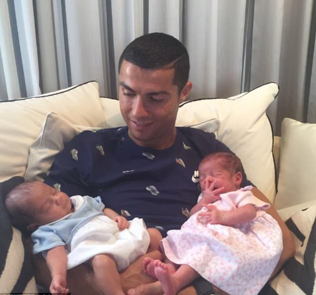 Ronaldo lần đầu khoe 2 con sinh đôi