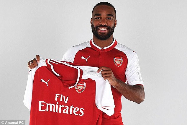 Arsenal ra mắt Lacazette, M.U tranh Lukaku với Chelsea