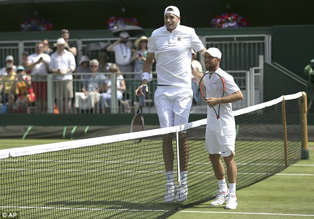 "Gã khổng lồ" Isner thua tay vợt kém 65 bậc, 35 cm