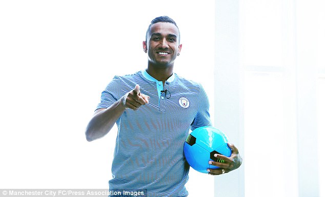 Man City chi 133 triệu bảng mua 3 hậu vệ cánh