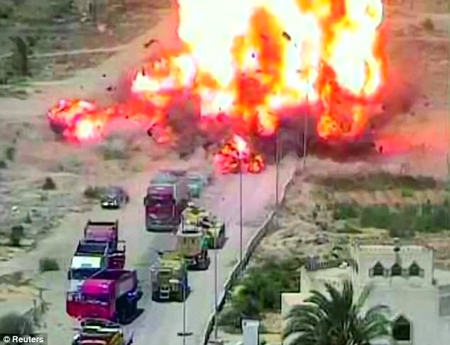 Xe tăng Ai Cập nghiền nát xe bom, cứu sống 50 người - Ảnh 3.