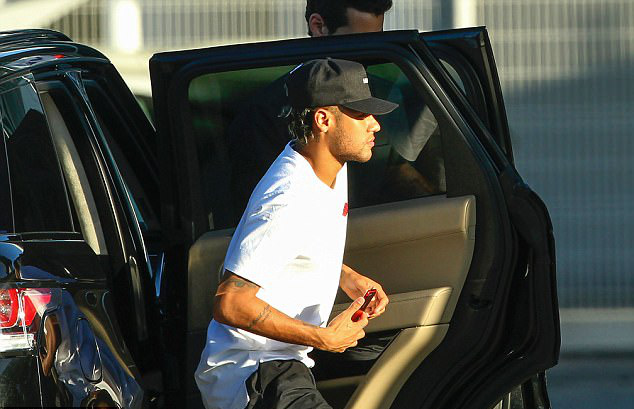 Lương Neymar ở PSG bỏ xa Messi và Ronaldo - Ảnh 1.