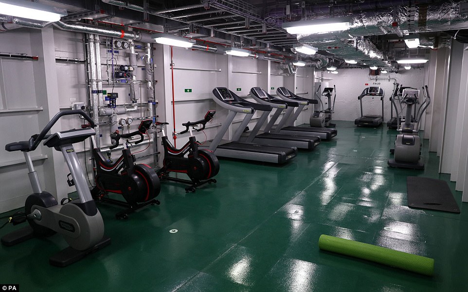 Cận cảnh chiến hạm lớn nhất của Hải quân Anh - Ảnh 13.