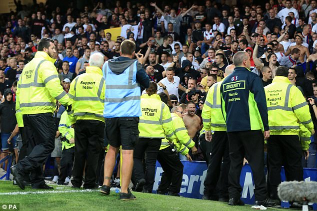 CĐV làm loạn trận Everton - Hajduk Split - Ảnh 2.