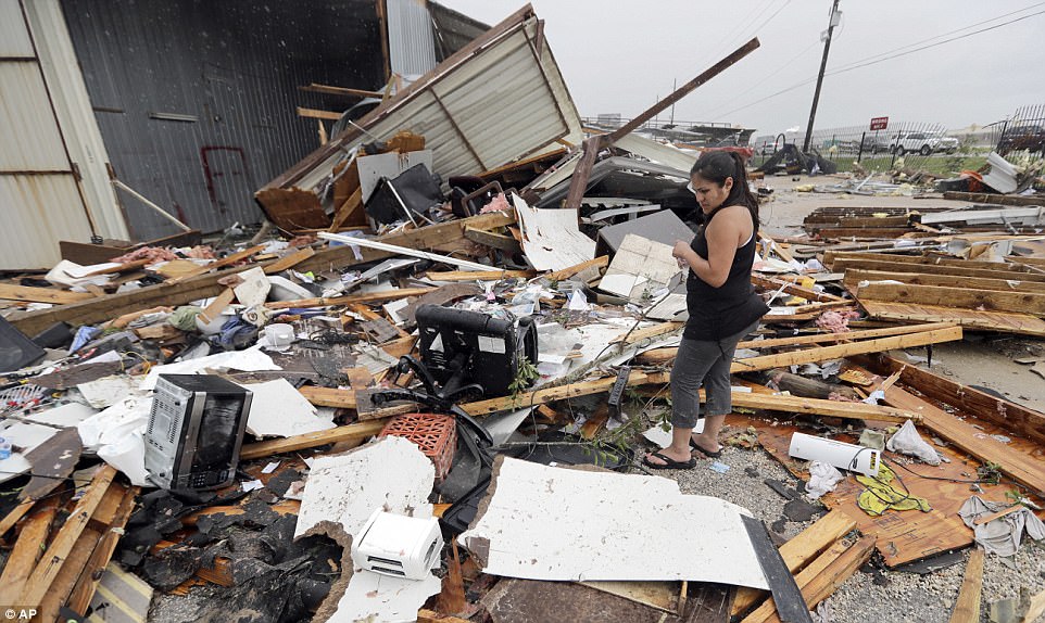 Cận cảnh đổ nát tại bang Texas sau siêu bão Harvey