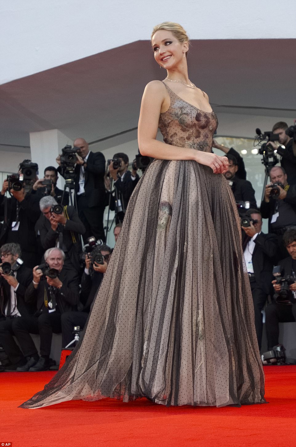 Jennifer Lawrence lộng lẫy tại LHP Venice - Ảnh 2.
