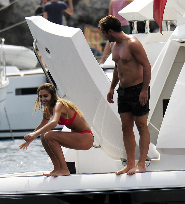 Mừng khỏi bệnh, Mario Gotze đưa người đẹp du h&iacute; - Ảnh 5.