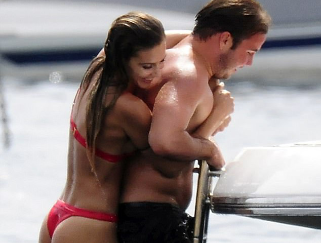Mừng khỏi bệnh, Mario Gotze đưa người đẹp du hí
