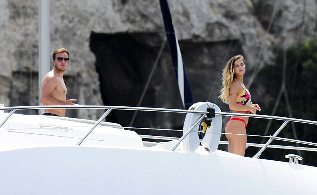 Mừng khỏi bệnh, Mario Gotze đưa người đẹp du h&iacute; - Ảnh 2.