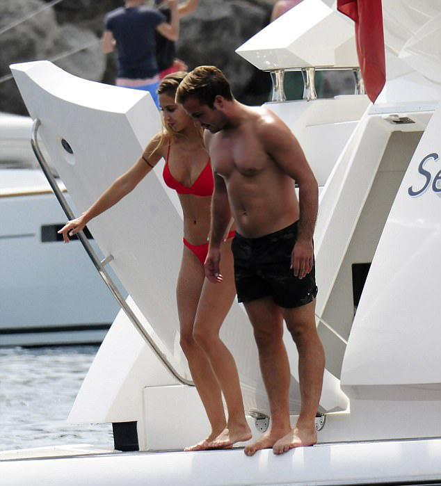 Mừng khỏi bệnh, Mario Gotze đưa người đẹp du h&iacute; - Ảnh 4.