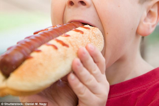 Bé 9 tuổi ngưng tim vì… ăn hot dog.