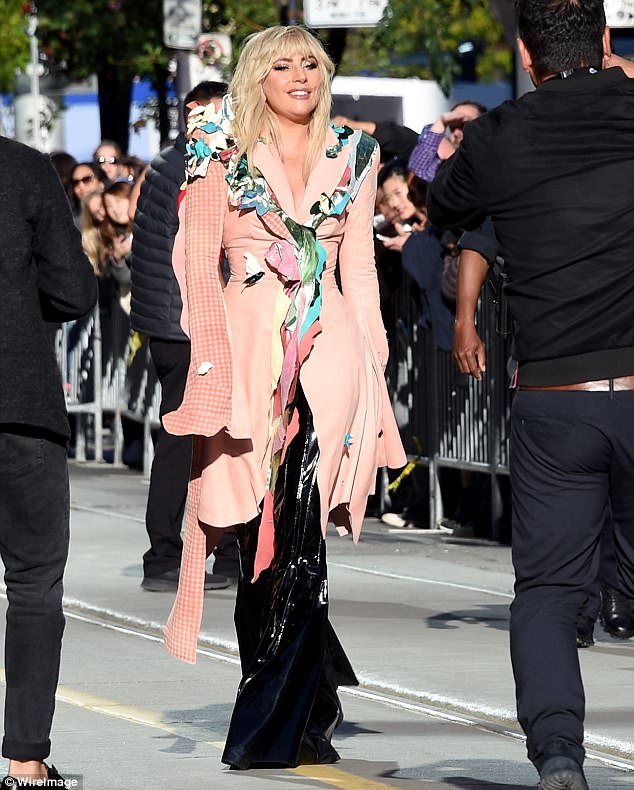 Lady Gaga k&iacute;n đ&aacute;o vẫn qu&aacute;i dị tr&ecirc;n thảm đỏ - Ảnh 1.