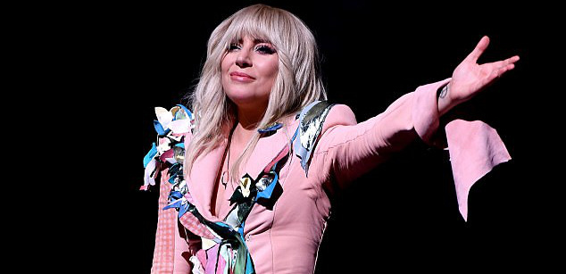 Lady Gaga kín đáo vẫn "quái dị" trên thảm đỏ