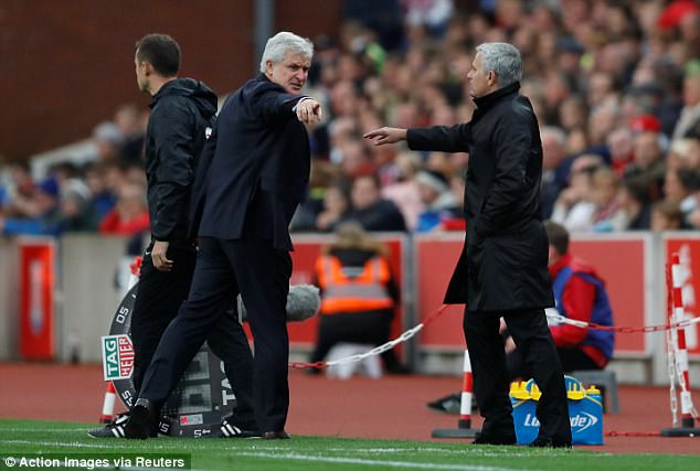 Mourinho từ chối bắt tay đồng nghiệp vì bị lăng mạ