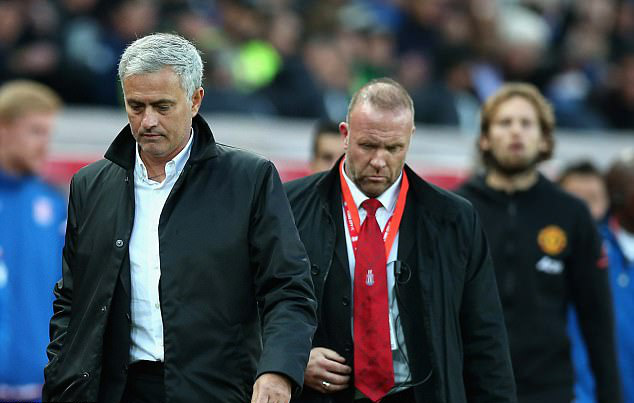 Mourinho từ chối bắt tay đồng nghiệp vì bị lăng mạ - Ảnh 1.