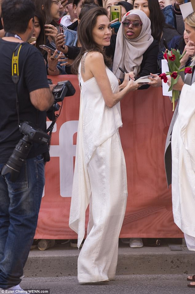Angelina Jolie rạng ngời cùng các con trên thảm đỏ - Ảnh 10.