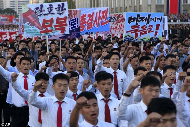 Biển người tuần hành cổ vũ ông Kim Jong-un đánh Mỹ