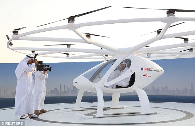 Hoàng tử UAE trải nghiệm "taxi bay" không người lái đầu tiên