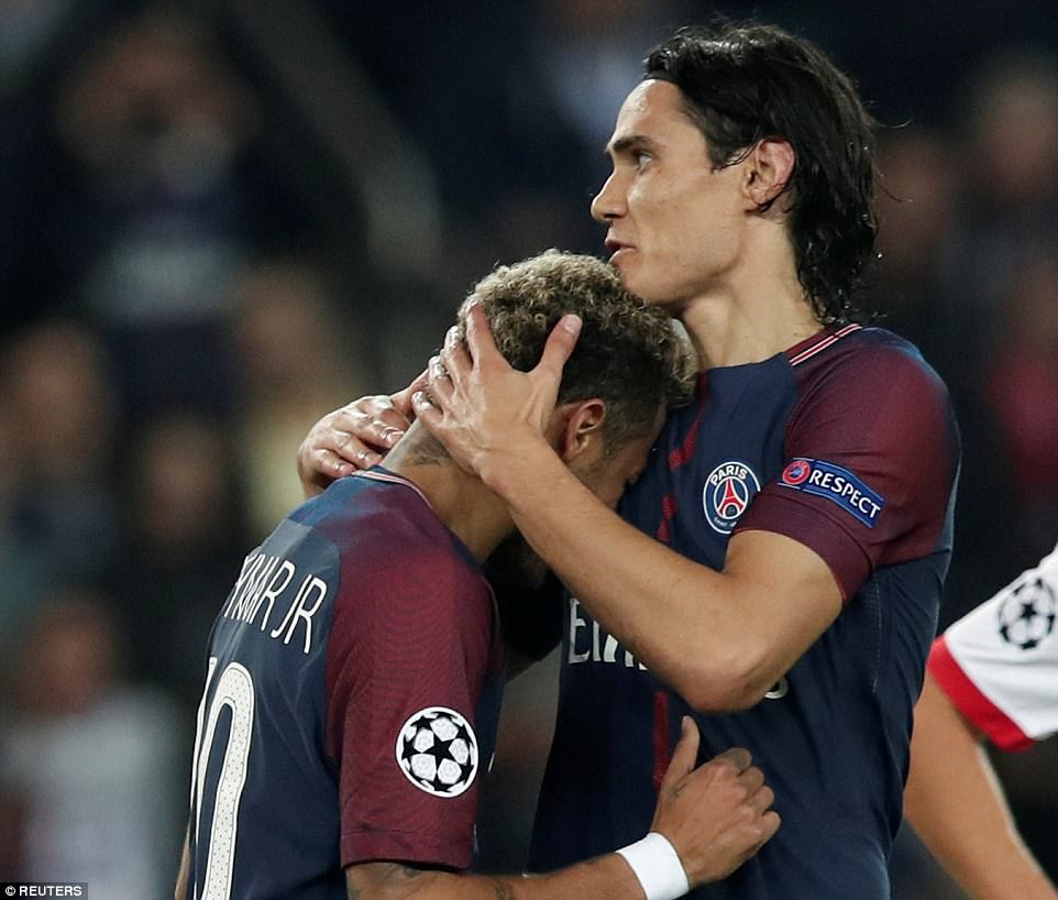 Cavani làm lành với Neymar sau trận đại thắng Bayern