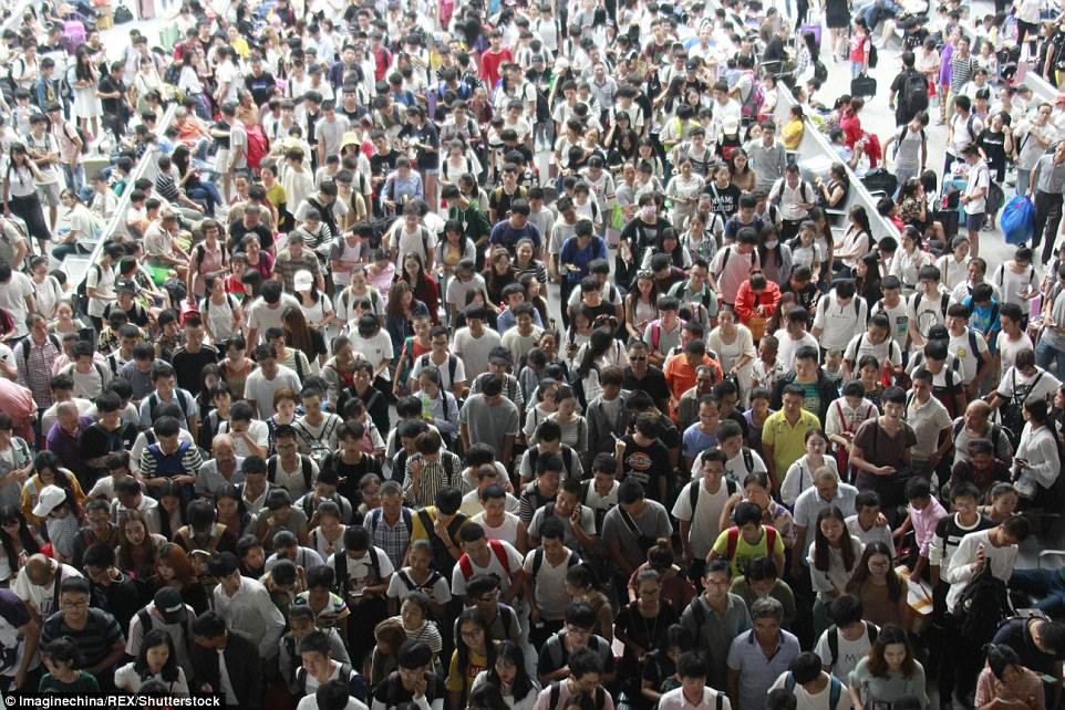 "Ngộp thở" cảnh dân Trung Quốc chen chúc đi du lịch