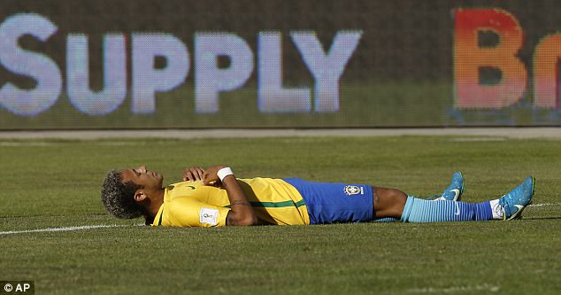 Cầu thủ Brazil thở oxy sau trận h&ograve;a Bolivia - Ảnh 4.